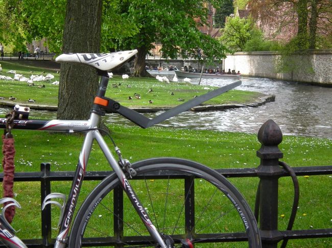 　ペギン会修道院の横にある「愛の湖」です。1488年以来、白鳥は市民が世話をする、つう事になっているんだそうでなんと嘴に「B」の刻印があるんだそうです。