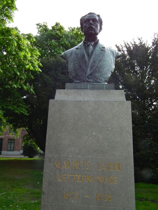 　私が良くやる手ですが、写真を撮るだけ撮っておいて、うちに帰ってそれがなんなのか調べます。<br /><br />　この人はMaurits Sabbeという人だと書いてありますからすぐに検索できるのですが、この場合オランダ語ですからそれが問題です。Google翻訳だって、なんだかよくわかりません。<br />　どうやブルージュ生まれの19世紀から20世紀にかけて活躍した文学者のようです。私は全く知りません。世の中知っていることの方が少ないんですからしょうがありませんけれど。