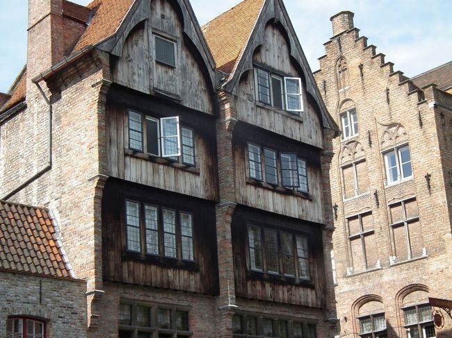 　珍しくも板張りですね、このうちは。