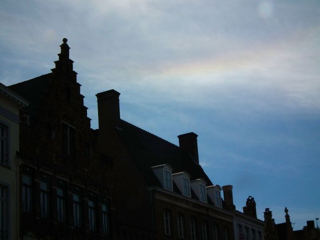 あれまぁ、こっちでも彩雲が見えていますよ。何か良いことが起きるのでしょうかねぇ。