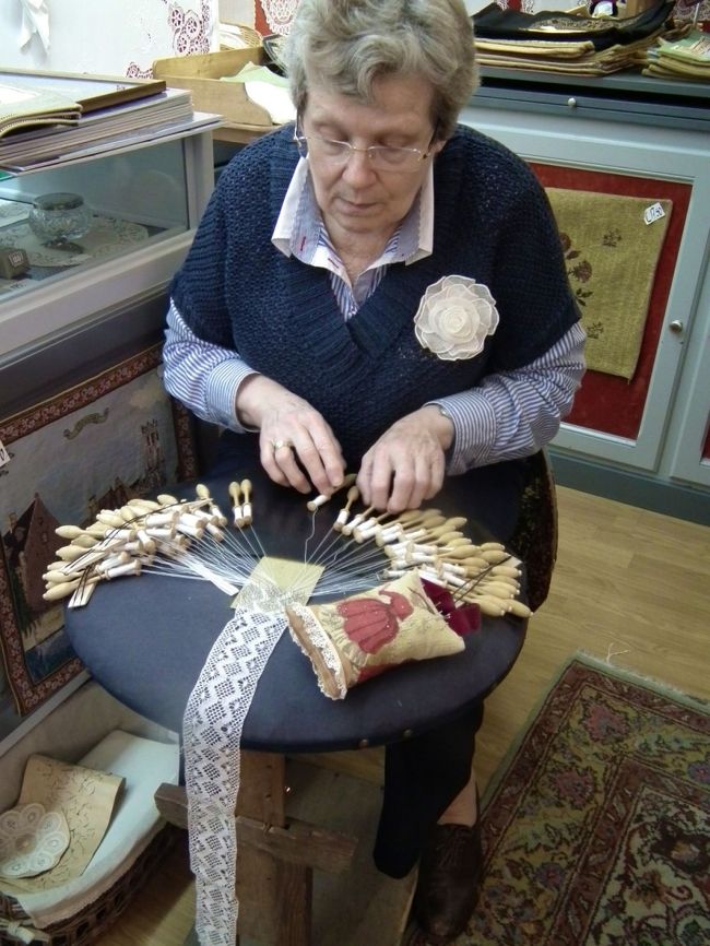 　ボビン・レースを見て歩いているうちにここのお店に入っていたら、ほとんどお客さんが来なかったんです。するとこのおばさんが、私たちを奥に連れて行って、こうやってレースを編むのよ、とデモ用に編みかかっておいてあるものでやって見せてくれました。<br /><br />　ここのお店はメムリンク博物館の近くでしたけれど、ショーウィンドウに「日本人の店員がいます」と書いてあったので、「日本人の人がいるの？」とお伺いしたら、何しろ昨日まで忙しかったので、今日から4日間お休みしているのよ、ということでした。