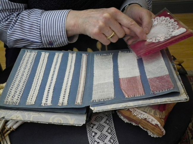 　レースのリボンがどんなものがあるのか、見せて貰ったんです。こうしたものも売っています。<br /><br />　そういえばフランドル絵画を見ても、お金持ちの肖像画で良く男の人も襟代わりにレースを飾っています。