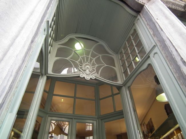 　ホテルの傍にあった本屋さんの建物です。見るからにアール・ヌーヴォー窓枠そのものであります。この類がよろしいですなぁ。