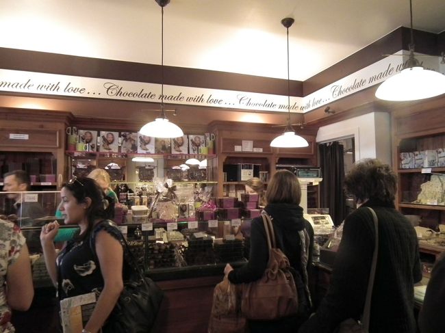 　「愛を込めたチョコレート」でございますから、お客さんは女性ばかりでございますよ。長袖の方も袖無しの方もおられて、一体今の季節はなんだよ、でございますが、私はしっかりとウィンドウ・ブレイカーを着ている、そんな陽気ですよ。