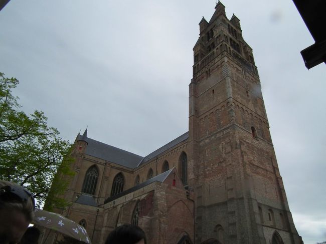 　救世主大聖堂（サン・サルバドール・カシィードラル）にやってまいりました。<br /><br />　観光客のためには通常9時-12時および14時-18時に開いています。<br />　ただし、月曜日は午後のみ。土曜日は午後は14時-15時半。日曜日は9時-10時15分および14時-17時が公開時間となっています。<br />　宝物殿は土曜日休みであとは14時-17時が公開時間です。<br /><br />月-木の晩祷は18時、金曜日の礼拝は午前9時。土曜日は16時。そして日曜の礼拝は10時半です。