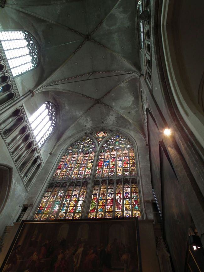 　元はといえば9世紀に建てられた小さな教会だったようですけれど、フランスから離脱してから19世紀に大きな教会になったらしいです。<br /><br />　天井が本当に高くて、やはりベルギーの教会らしくて外の光が降り注ぎ、そしてステンドグラスが華やかな教会です。