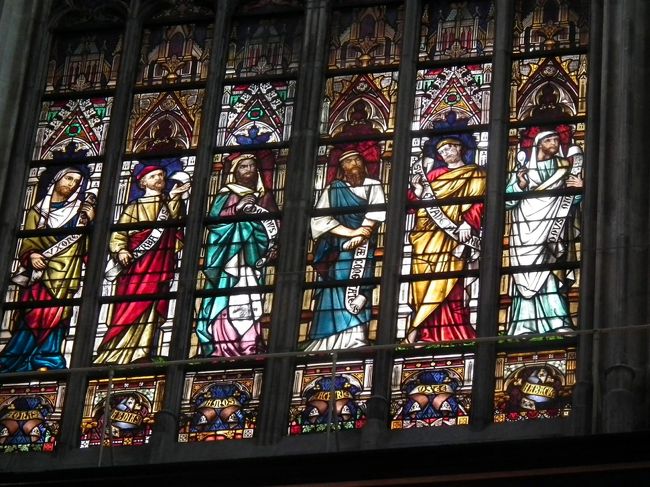 　多くの聖人を描いているステンドグラスはあっちにもこっちにも掲げてあって、目移りしてしまいますよ。