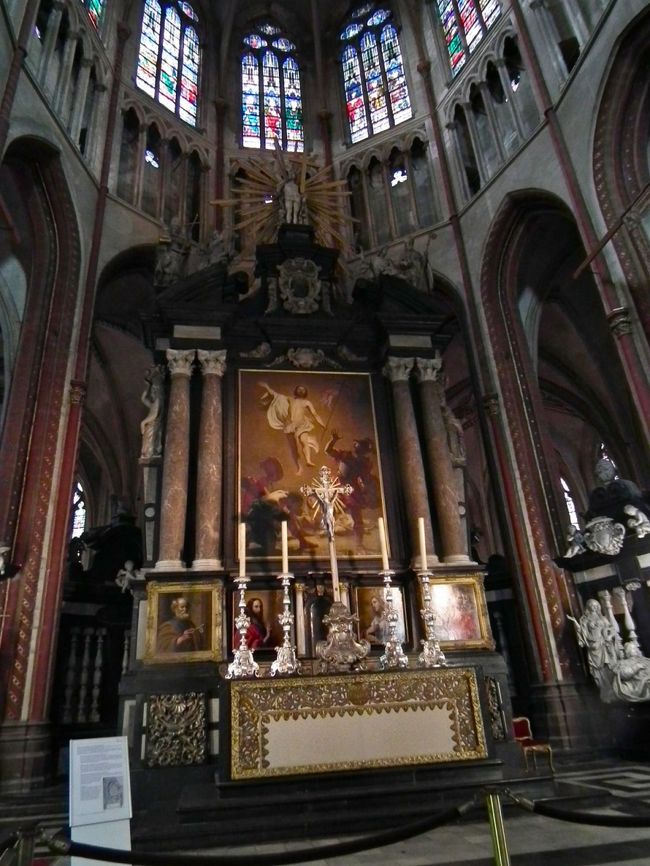 　これが祭壇ですけれど、蝋燭が左右2本ずつですよね。私が見てきたのは左右3本というのが多かったのですが、この辺には何か意味があるんでしょうか。