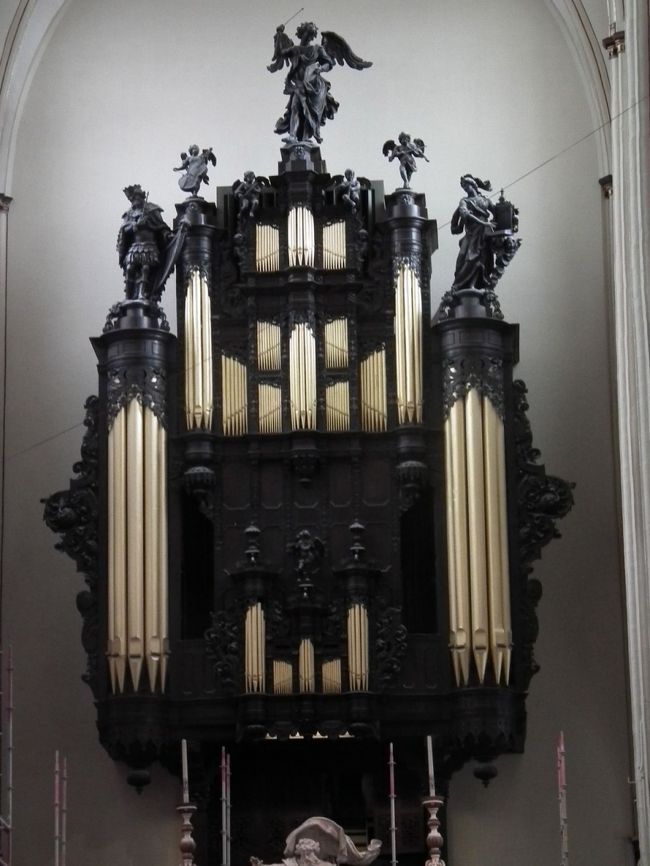 　繊細そうなパイプオルガンです。