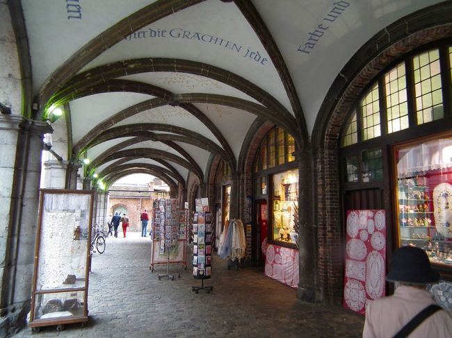 　鐘楼の裏というか横というか、こんな具合の面白い天井になっているんですが、軒並みお土産屋さんです。<br /><br />　ふと気がつくと結局しゃらしゃら霧雨が舞っていますが、もはやそんなものは気にすることがなくなっています。