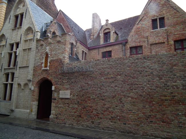 　賛否両論、相半ばしているかのごとき評判のカフェでございます。この作りだけでもネタになりそうでしたが、今日の夕飯はみんなでロブスターに行こうじゃないかと衆議一決しているのですよ。