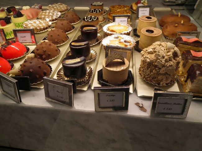 　ホテルへの帰り道に開いていたチョコレートとケーキのお店に足を踏み入れると「朝早く来たらこのショーケースにぎっしりあるのに」というのです。<br />　これは端に寄せた状態なんです。左の方ががーっと空いている。「朝早くって何時から開けているの？」と聞くと、なんと朝7時だというのですよ。要するにカフェなんですね。翌朝本当に見に行くと開いていました。<br /><br />　本当のことをいうと右にあるチョコレートケーキを買ってしまいました。