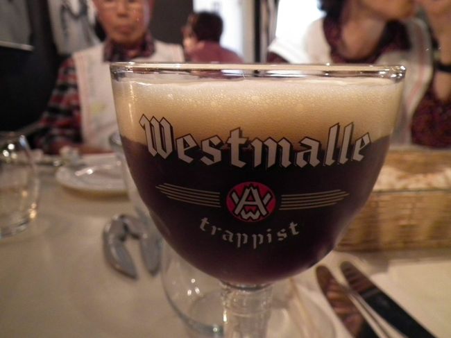 　夕食です。10人ほどで「Breydel-De Coninck」というSea Foodの美味しいといわれているレストランです。<br />　日本語のメニューがあるくらいで、日本人客率は昼も夜も高いです。というのはあとで昼もいったんです。<br /><br />　こういうところでご飯を食べてみると、この街って新婚旅行客が多いのか、と思います。平均年齢が若いんだもの。<br /><br />　このビールもトラピスト・ビールなんですね。