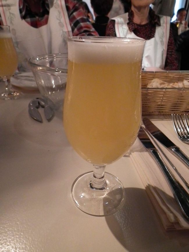 　こちらはホワイト・ビールでございますよ。軽くて、どこで呑んでも美味しいですね。