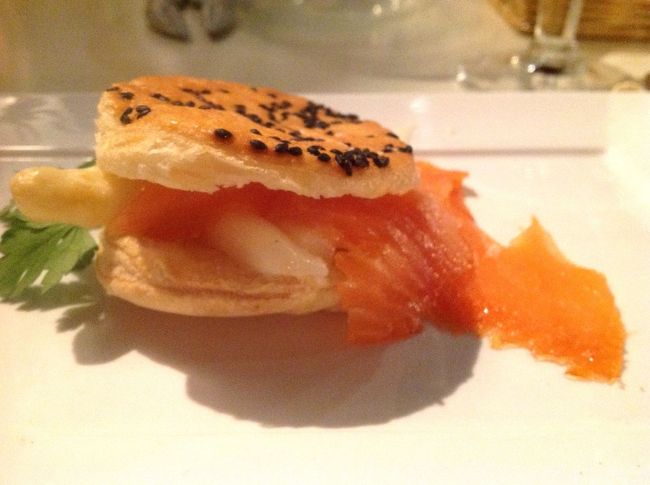 　オントレーはパイ生地に挟んだ白アスパラガスとスモークト・サーモンでございますな。白アスパラガスをサーモンと一緒にするというのは常道ですね。