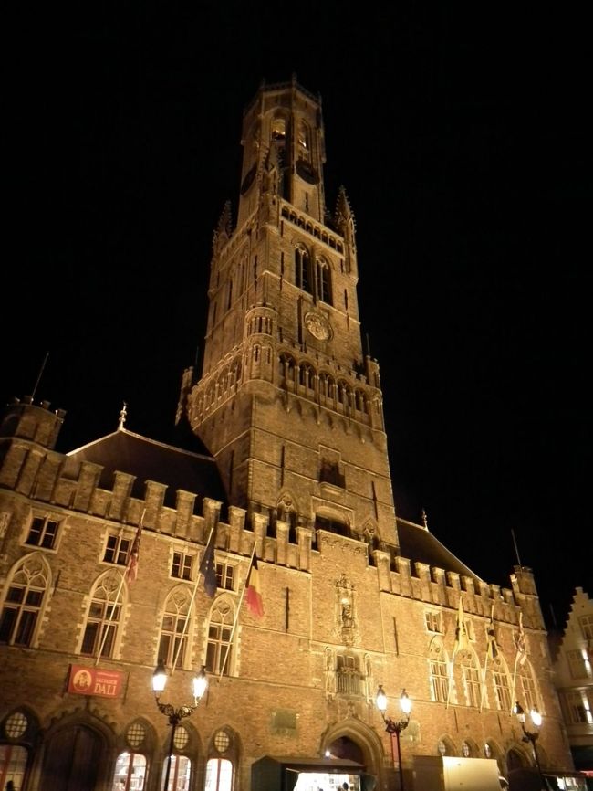 　こちらも夜になるとライトアップが、まぁ、印象的でございますなぁ。