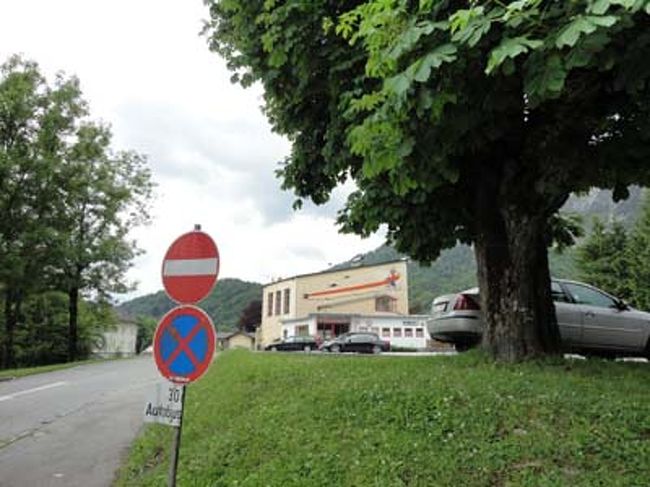 ウンタースベルクBahn <br /><br />ホテルの前には並木道が続いています。その先にはホーエンザルツブルク城の<br />裏側が見えます。それを横目で見ながら歩いて行くと、ありました。バス停が。やってきたバスに乗り込む。途中左側にホーフスブルク宮殿のような建物の塀が見えます。あれがそうだろうと見当をつける。バスはヘルブルン宮殿、カラヤンの墓があるアニフを過ぎ、ウンタースベルクの停留所へ到着。目の前にウンタースベルク山へのケーブルカー乗り場があります。ザルツブルカードを見せ、早速乗り込む。でも、頂上のほうには雲が見えます。果たして頂上は・・・雲の中でした。残念ながら景色は全くと言っていいほど見えません。それでも頂上付近を散策して山の上の十字架まで行ってみました。天気が良ければアニフ城やモント湖も見えるらしいのですが全然見えませんでした。