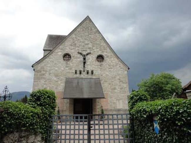 アニフ教区協会<br /><br />仕方がないのでロープウェイで山をおり、アニフを目指します。バスをAnif Friesacherで おり、狭い坂道を上がっていくと教区教会にたどり着きます。この中にカラヤンの墓があるのですが一向に見つかりません。うろうろしていると親切な老人が声をかけてくれ、墓に案内してくれました。とても地味な墓で何度通り過ぎていました。そしてカラヤンの銅像があるはずのですが見つかりません。それも尋ねると、今、工事中です、とのこと。なるほど、この工事しているところがそうなのかと変に納得しました。