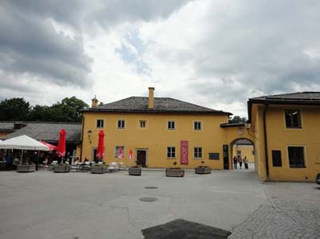 ヘルブルン宮殿<br /><br />バス停に戻り２５番のバスでヘルブルン宮殿に向かいます。ここにはサウンドオブミュージックのもうすぐ１７歳で使われたpavilionがあるはずです。まずはガイドツアーで見学です。ガイドと一緒に廻るのですが地面が濡れているところは要注意です。水の仕掛けがあり、いたるところから水が噴き出してきます。ガイドはやはり若い女性をねらって水を出しているようです。水にかからないよう気をつけながら見学しました。しかし一向にpavilionが見つかりません。案内図があったので確認するとは。はずれのほうにあるようです。歩いて行くと、あったぁ〜♪まさに映画の通りのpavilionが目の前にあります。中には入れませんが十分に堪能しました。