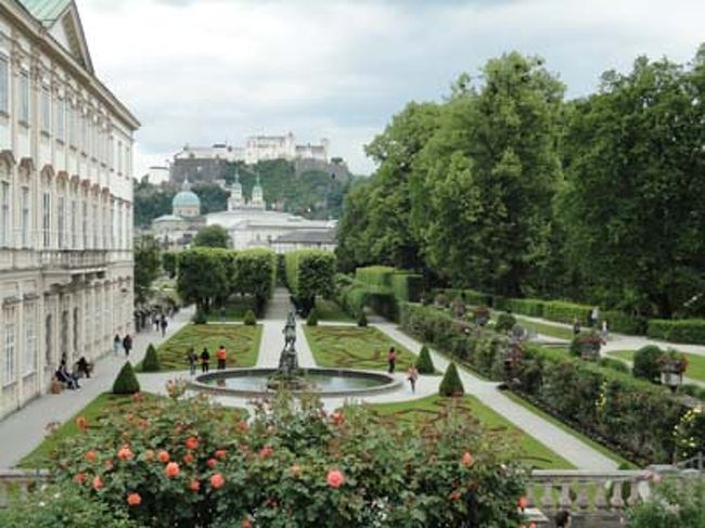 ミラベル庭園　ドレミの歌の階段から<br /><br />バスに乗りMirabellplatzに向かいます。今日のホテルの近くにはお店がないのでここで夕飯をとることにしました。ついでにミラベル庭園も少し見学。前回見られなかった妖精の森を探します。あったあった、たくさんの石像が並んでいます。これが見たかったのだ。満足して２５番のバスに乗り、レオポルドクローンを目指します。