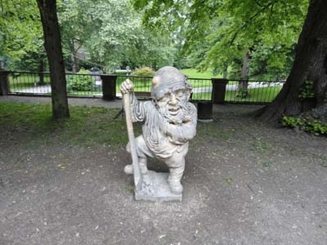 妖精の森の石造