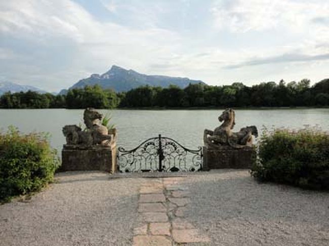 馬の彫刻　ボートから落ちた子供たちはここで整列<br />ウンタースベルクがきれいに見えます。