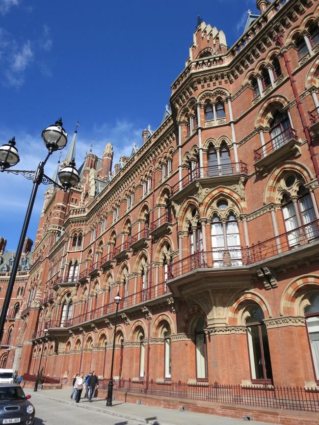 早く着きすぎてホームにはいれてもらえなかったので、構内を散策。