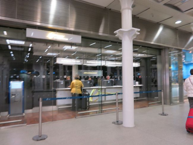 ホームに入る前にセキュリティチェック＆入国審査。<br /><br />パスポートに押すスタンプは、とんでもないページに押されてあった。