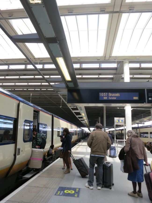 さ、ユーロスターに乗りましょう！<br /><br />でも、汚いし、ごつくてかっこ悪い。<br /><br />車両の入口に駅員のお姉さんがいて、一度乗ってスーツケースを置いてから先頭車両を見に行きたいというと、ダメ！と・・・<br />でも、車両と一緒の写真を撮ってくれたが、とても汚い。