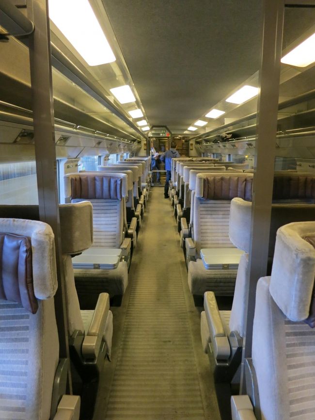 車内はこんな感じ。<br /><br />座席の頭の部分が大きすぎるのと、前の座席との間が狭すぎて物凄い圧迫感あり。<br />