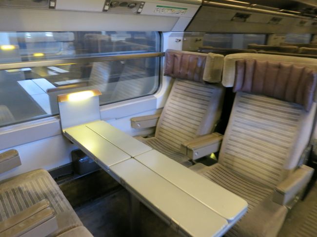 空き空きだったので、向かい合った４つ席に移っていいと言われました。<br /><br />良かった〜