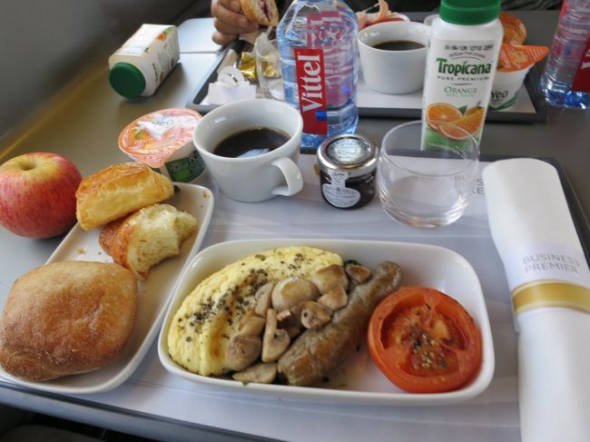 お昼時間のビジネスクラスにはランチが出ます。<br /><br />冷たいです。