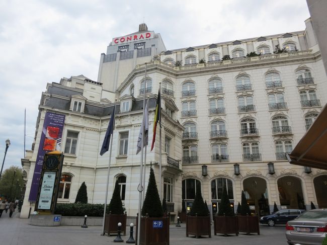 ブリュッセル中央駅からは、お迎えがないのでタクシーでホテルへ。<br /><br />ヒルトンには泊まったことないのにゴールド会員なので、お礼にコンラッドブリュッセルを選びました。<br /><br />が・・・