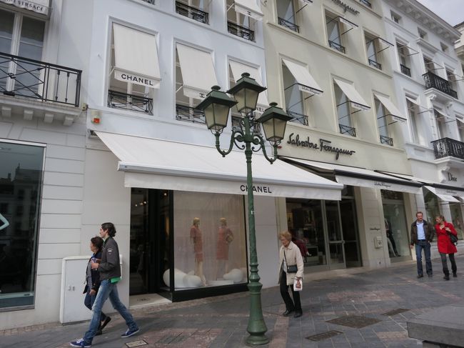 こちらも、ロンドン同様１６時チェックアウトの人の掃除が終わってないから、終わるまで待つよう言われ散歩へ。<br />