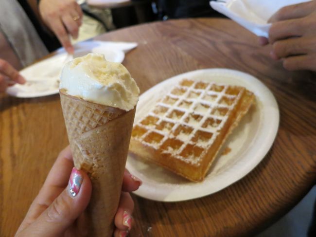 甘い物が苦手なので特に砂糖甘のワッフルは超苦手でしたが、せっかくなので食べてみました。<br /><br />老舗のダンドワ。<br /><br />ここのワッフルはあまり甘くなくて私でも食べられました。<br />とてもおいしかったです。