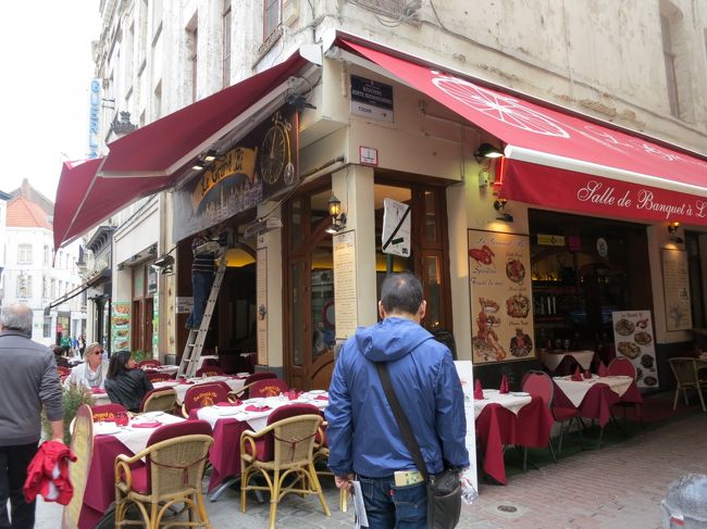 ホテルの人が教えてくれたレストランへ。