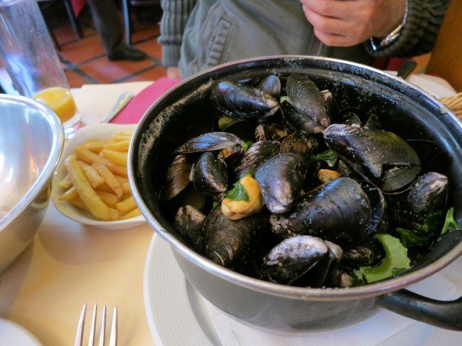 ムール貝。<br /><br />日本人は小食なのを知っているらしく、１つを二人でいいよ〜と。