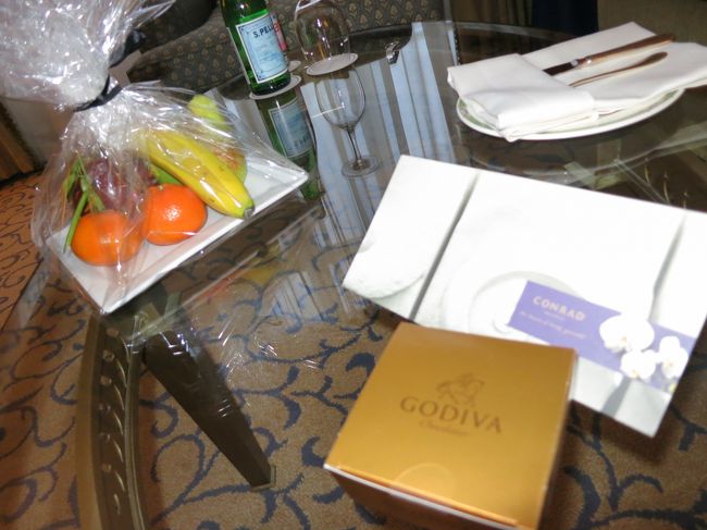 ウエルカムフルーツとチョコレート。<br /><br />そういえば、ナイトチョコはありませんでした。