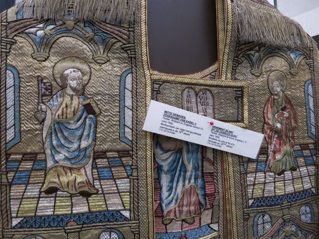 新しい建物が少なくて、古い建物もあまりいじってないからなのか空気が重い。<br /><br />外に出て、ツレに背中や肩をたたいてもらいます。<br /><br />