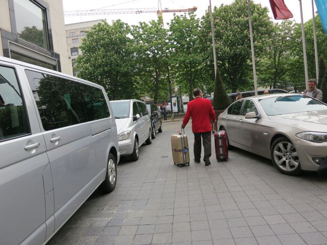 コンラッドブリュッセルは、要人御用達とは聞いていましたが、確かにいました。<br />が、玄関は車でごちゃごちゃ、ドアマンも仕事しないでしゃべっていたり誰もいなかったり、ちょっとがっかり。<br /><br />２泊して、次はタリスでパリに向かいます。<br /><br />