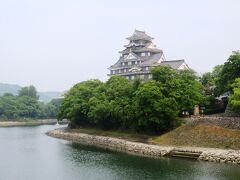 岡山城側の出口から外に出ました。

橋から眺める岡山城は･･･とっても
雰囲気があって、素敵なお城ですね。

