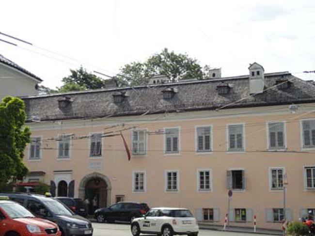 Morzart haus<br /><br />５月３０日。今日はザルツブルク市内の観光です。またまた２５番のバスでミラベルプラザへ。ホテルへ荷物を預けるつもりが思いがけなく、チェックインできました。まだ、９時なのに・・・。ミラベル庭園を抜け、マルカト広場に出ます。まずは目の前にあるMorzart hausへ。ここはモーツアルト一家が前の家が狭くなったため引っ越してきたところ。オーディオガイドで説明を聞きながらの見学です。家の中の模型や写真などモーツアルト関連のものがたくさん展示されていました。