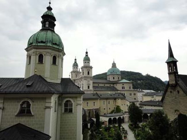 ザンクトペーター寺院　後ろは大聖堂