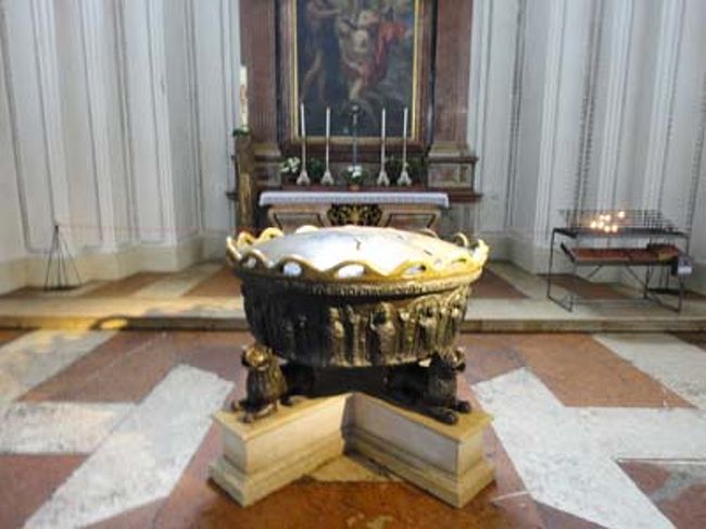 洗礼台　モーツアルトもここで洗礼を受けました。
