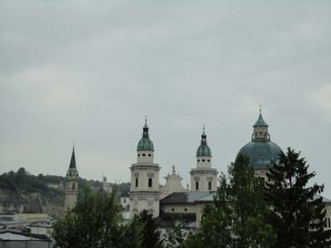 ホーエンザルツブルク城からの景色<br /><br />前回は来た時間が遅かったため何も見られなかったのですが今回はゆっくりと見学することができます。ケーブルカーは団体さんと一緒だったのでとても込んでいました。やはりここからの景色はバツグンです。旧市街がとてもきれいに見えます。今回はいろいろな展示物も見ることができました。しばらくすると雨が・・・ヨーロッパの天気は猫の目のようにころころかわります。傘を差しながらの観光はとても不便です。