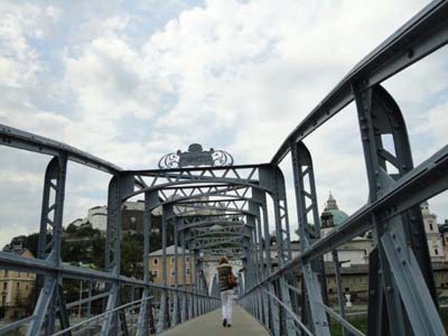 モーツアルト橋<br /><br />ノンベルク修道院から降りてくると近くにモーツアルト橋があります。ここはドレミの歌のロケで使われています。ちょっと足を伸ばしてみました。ここからのホーエンザルツブルク城もきれいに見えます。ザルツブルクのシンボルと言えばホーエンザルツブルク城。映画では城のビューポイントをいくつか使っているようです。