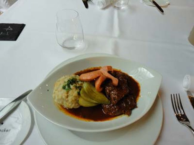 Rinder saft gulasch(グラーシュ）<br /><br />そろそろお昼をと思い、シュフティケラ−　サンクトペーターへ。ここは最古のレストラン。夜はモーツアルトコンサートも開催される老舗のレストラン。お昼時を少し過ぎているのでか、思ったほど込んでいない。食べたいと思っていたRinder saft gulasch(グラーシュ)を注文。デミグラスソースで味付けてされたステーキのような料理です。でも、思ったより味が薄かった。<br />