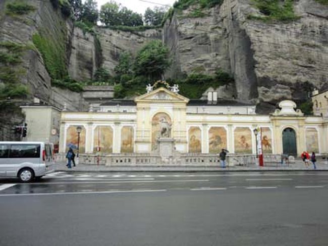 馬洗い場<br /><br />レストランを後にして馬洗い場を見学、そしてそろそろ祝祭劇場のガイドツアーの時間です。２時１０分前に受け付け開始。ここはトラップ家がザルツブルク音楽祭で歌ったところ。この時期は一日１回のガイドツアーで中を見学することができます。ガイドツアーは約１時間のツアーでした。ドイツ語と英語で説明してくれるのですが、早すぎてほとんど意味を理解することができませんでした。中の舞台はどこも公演の準備か工事が行われていました。目の前にあの、石の舞台があると思うと、ちょっと興奮しました。