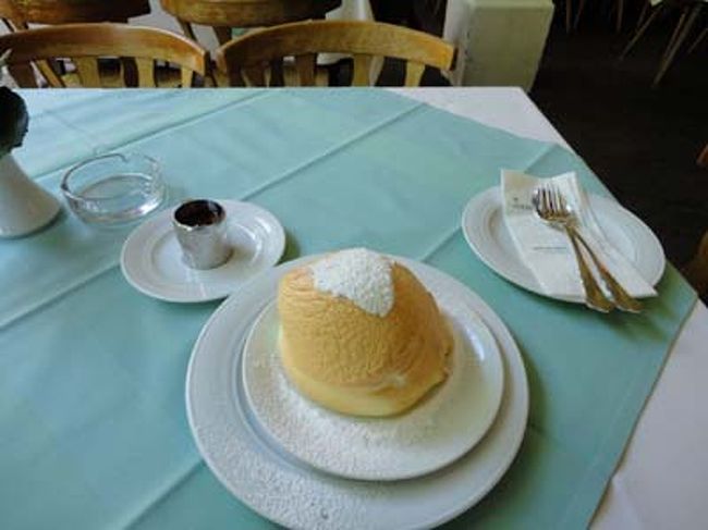 ザルツブルクノッケルン<br /><br />ザルツブルクノッケルンが食べたい、と思い、Sternbrau（シュテルブロイ)へ。このスィーツは雪山をイメージしているそうです。この店は一人用を注文することできます。ゲトライデガッセのはずれのほうにその店はありました。見た目はかなり大きいのですが、かなり空気が入っているので思ったより多くないそうです。でも、甘くて完食できませんでした。