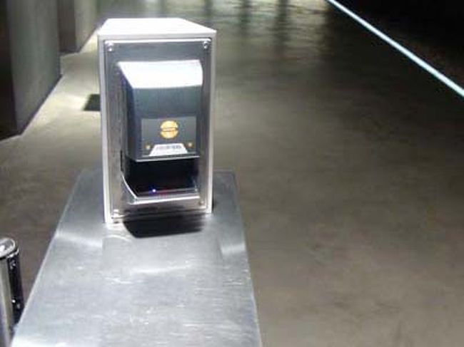 メンヒスベルクへのエレベーターの改札機<br /><br />メンヒスベルクの丘に上がってみようと思い、エレベーターへ。前回はゆっくりできなかったので階段の上のほうに上がってみました。祝祭劇場の天井が空いていれば中が見るとのことでしたが、結局は見ることができませんでした。でもここから見るホーエンザルツブク城は最高です。一番のベストポントだと思います。いくら眺めていても飽きない。この季節のヨーロッパは暑くもなく寒くもなく、観光には最高の季節でした。